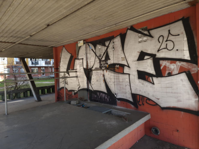 Trzonolinowiec - wieżowiec przy Kościuszki we Wrocławiu z lat 60. przed remontem