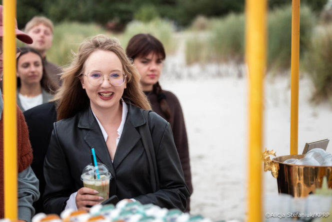Pierwsza dama z matchą w dłoni