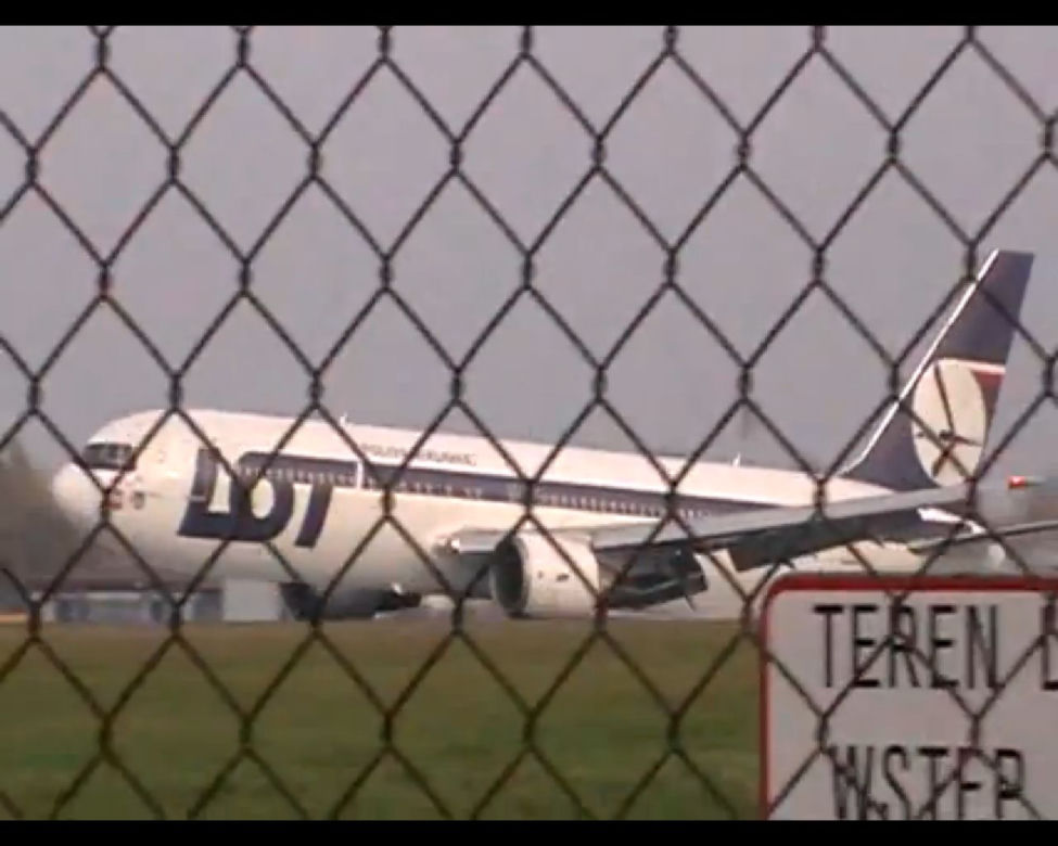 Awaryjne lądowanie Boeinga 767 na Okęciu - NOWE ZDJĘCIA