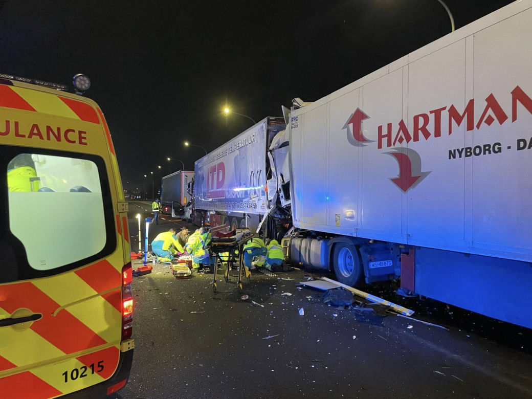 Dramat pod Antwerpią. Polska ciężarówka wbiła się w auta stojące w korku. Kierowcy walczą o życie w szpitalu