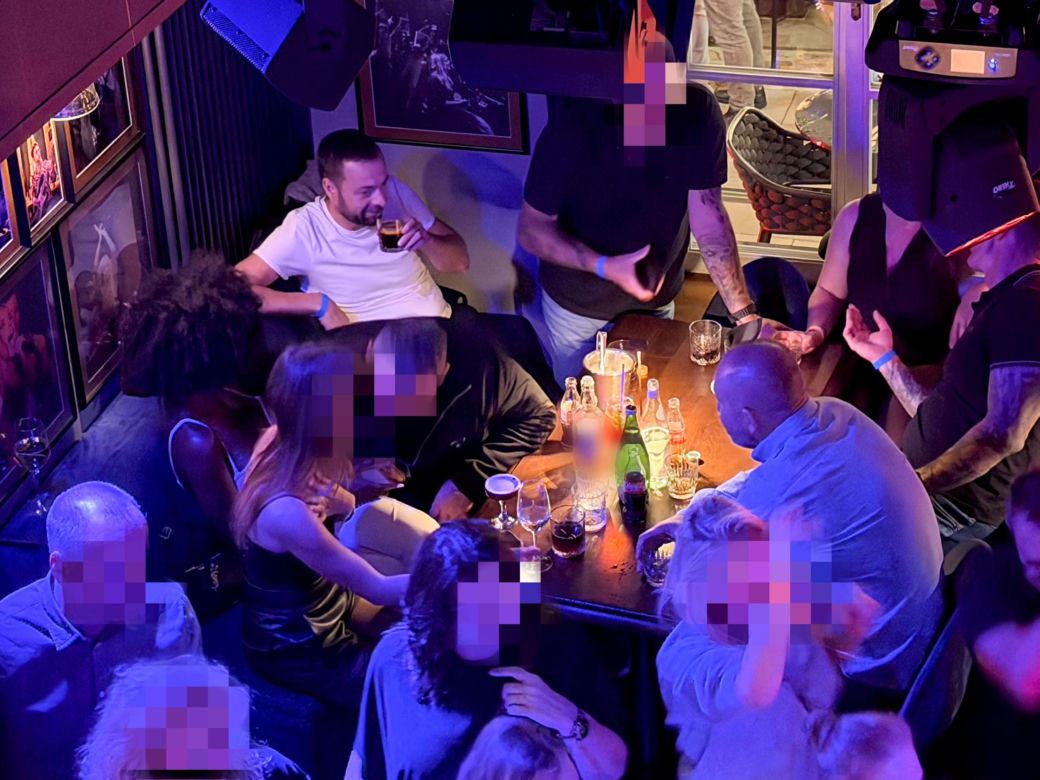 Posłowie Bartosz Romowicz i Piotr Górnikiewicz po wieczornym głosowaniu przyjechali do klubu Piano Bar