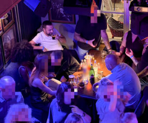 Posłowie Bartosz Romowicz i Piotr Górnikiewicz po wieczornym głosowaniu przyjechali do klubu Piano Bar