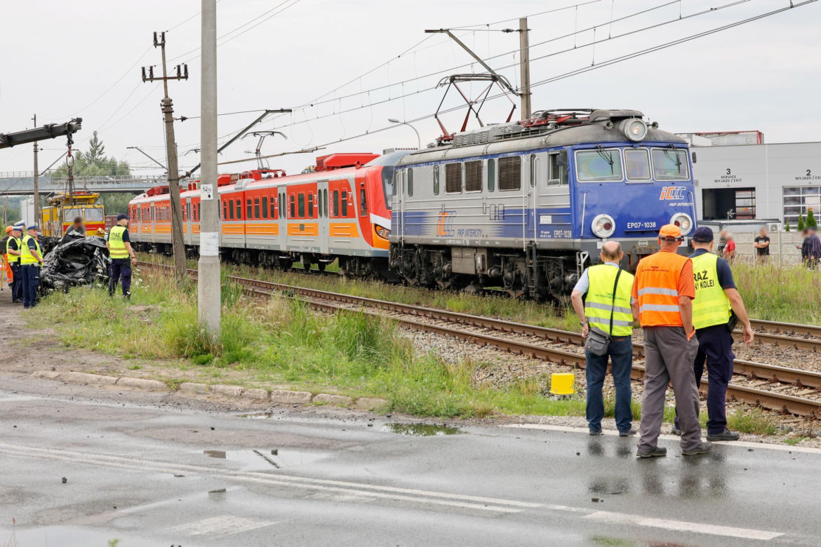 Dramat w Wielkopolsce. Samochód wjechał wprost pod pociąg