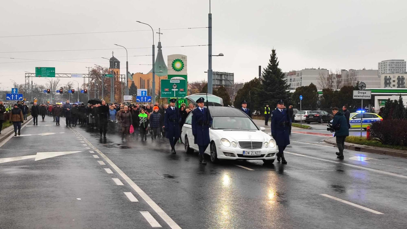  Wrocław. Ostatnie pożegnanie policjantów zastrzelonych na służbie. "Wasz tata jest bohaterem"