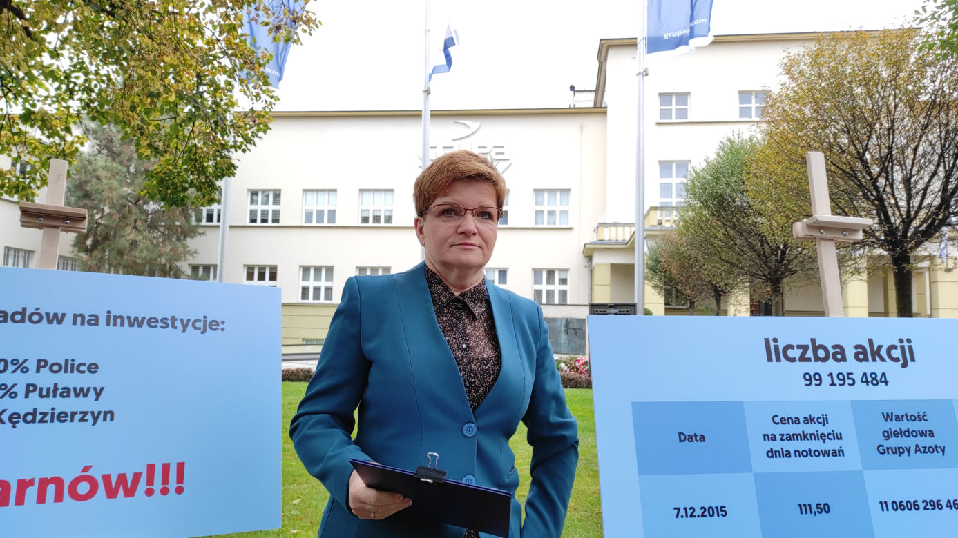 Urszula Augustyn podczas konferencji prasowej przed siedzibą Grupy Azoty w Tarnowie