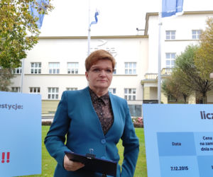 Urszula Augustyn podczas konferencji prasowej przed siedzibą Grupy Azoty w Tarnowie
