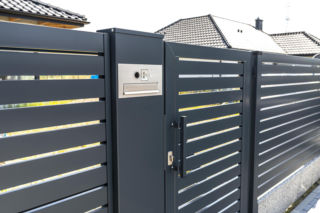 Koniec z wychodzeniem do furtki! Sprawdź, ile aktualnie kosztują domofony do domu jednorodzinnego 