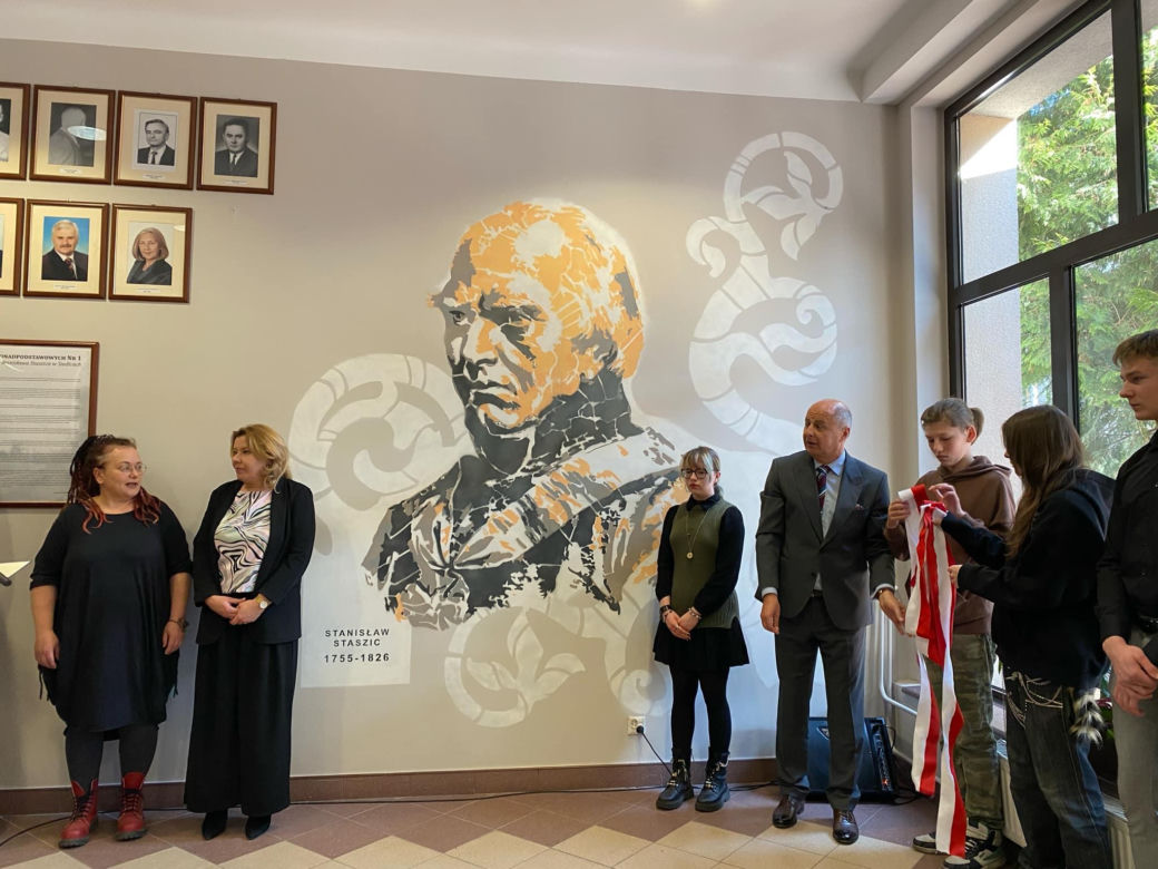 Uczniowie ZSP nr 1 stworzyli mural na ścianach szkoły. Grafika przedstawia patrona placówki