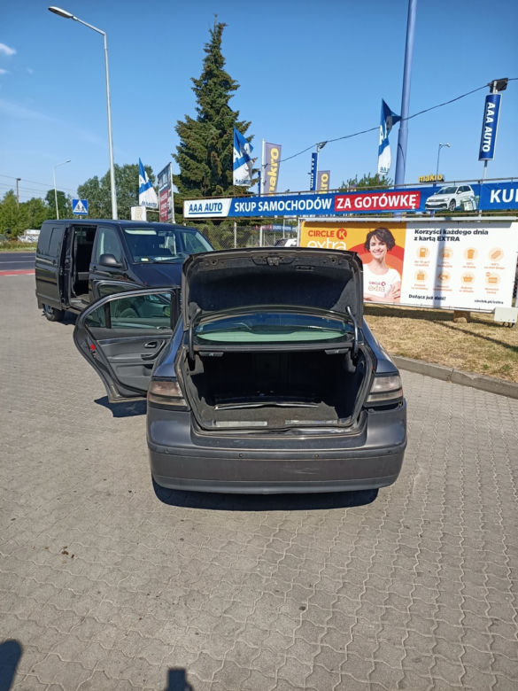 Łódzcy policjanci rozbili gang kradnący luksusowe samochody