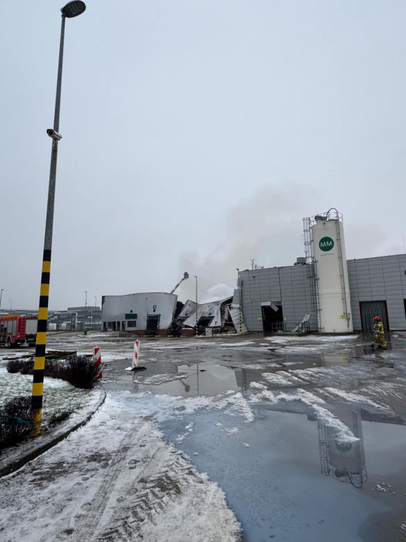Strażacy wciąż dogaszają halę w Bydgoszczy. Przed nimi jeszcze wiele godzin pracy