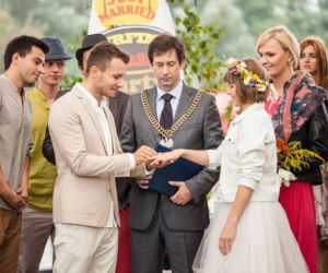 Pierwsza miłość odc. 1785. Ślub Radka i Nikoli. Radek (Mateusz Banasiuk), Nikola (Anna Kózka)