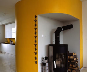 Żółta ściana z piecykiem