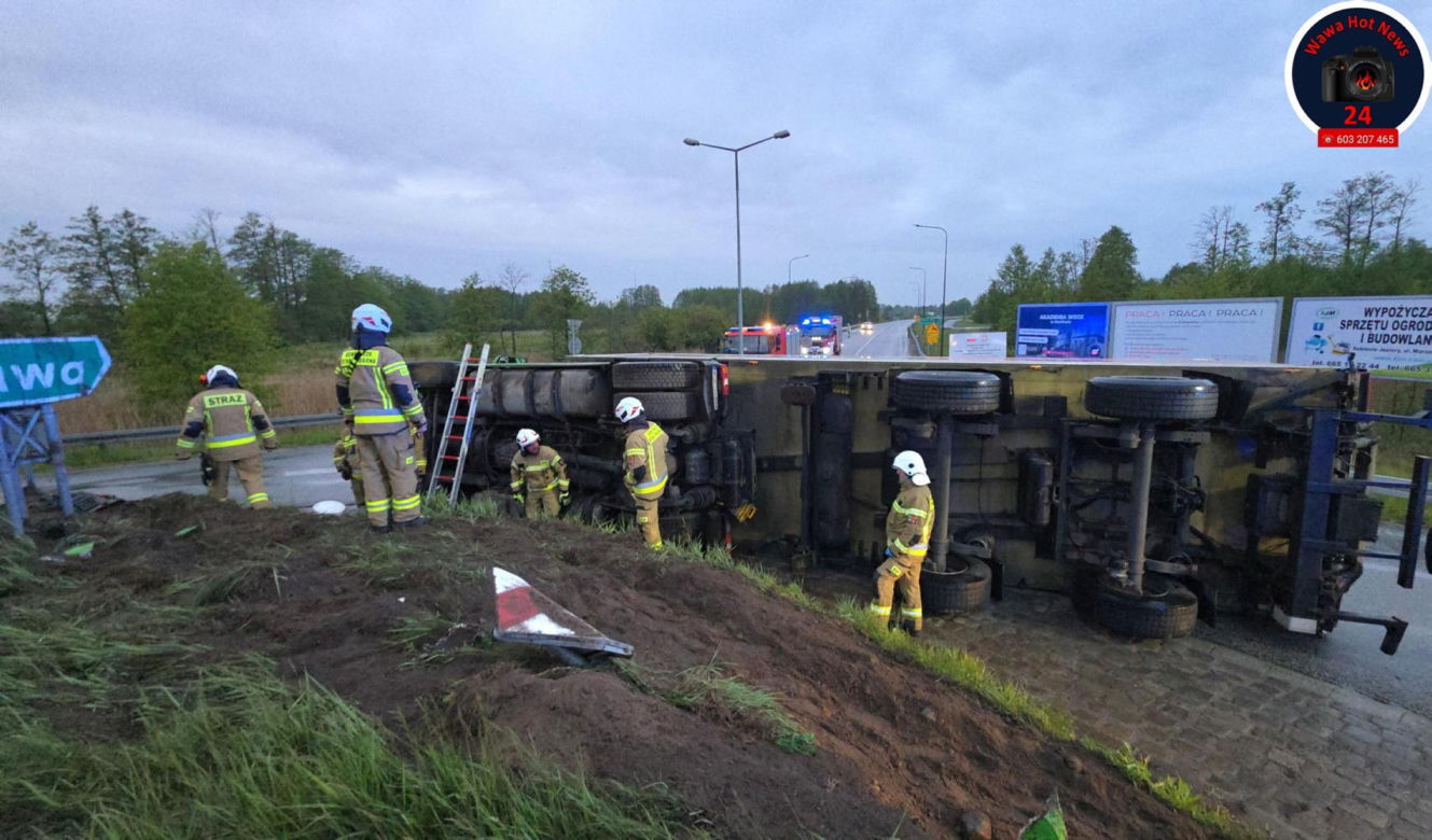 Ciężarówka przewróciła się na rondzie pod Otwockiem. Kierowca wjechał prosto w kopiec! 