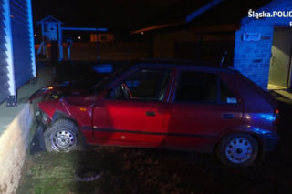 16-latek w nocy uciekał starą Skodą przed policjantami. Zatrzymał się dopiero na budynku