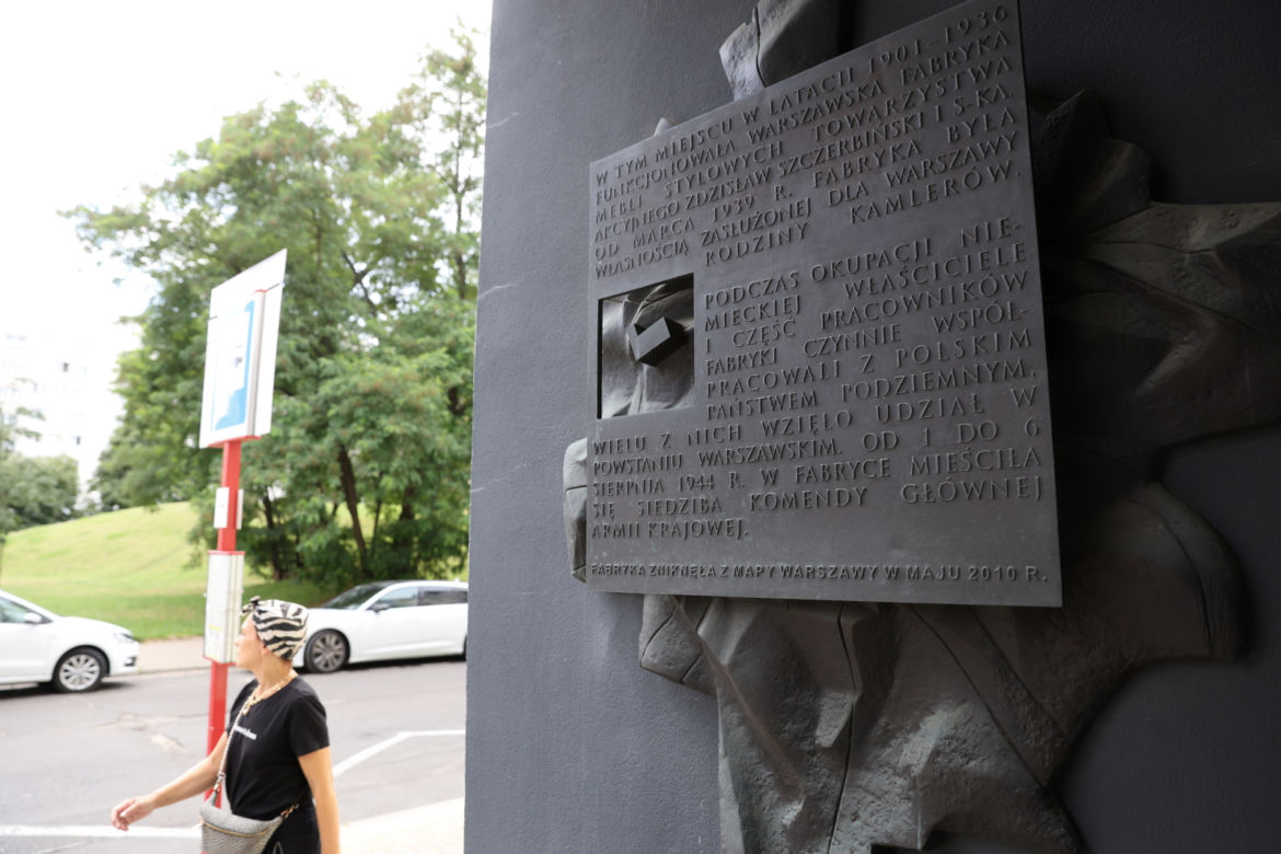 Tablica upamiętniająca dawną fabrykę Kamlera przy ul. Dzielnej 7