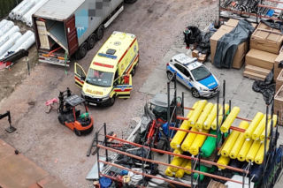 Wypadek przy pracy w Lesznowoli. Ukrainiec został przygnieciony przez okno. Przestał oddychać 