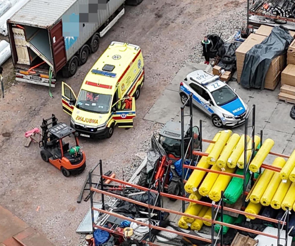 Potworny wypadek pod Warszawą. Pracownika przygniotło okno. Jego serce się zatrzymało