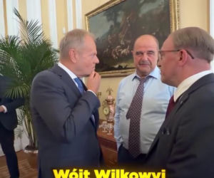 Artur Barciś chciał sprawdzić czy Tusk nosi perukę