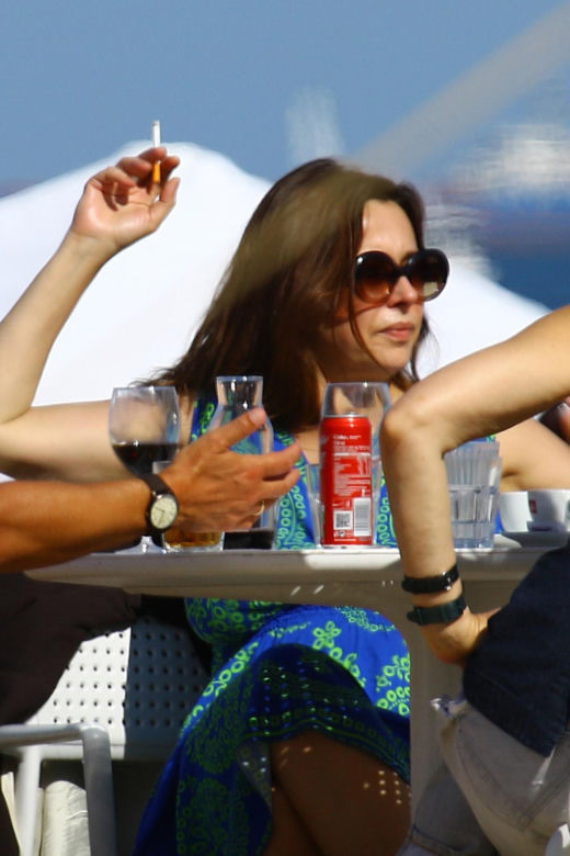 Renata Dancewicz kurzy na plaży