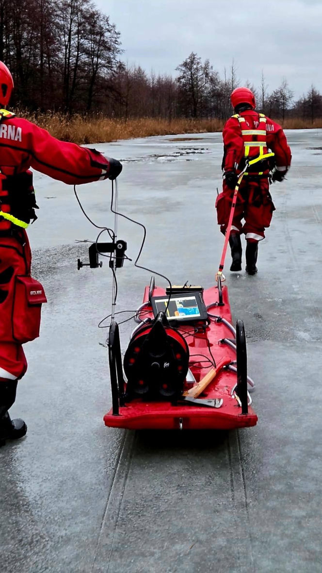 Drony, sonary i ratownicy na lodzie. Trwają poszukiwania zaginionego seniora!