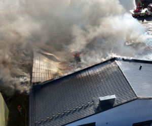Pożar gigantycznego sklepu w Halinowie! Podczas akcji runął dach! Trwa walka z ogniem