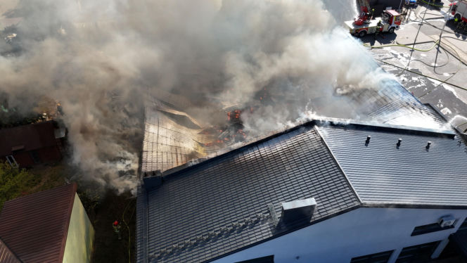 Pożar gigantycznego sklepu w Halinowie! Podczas akcji runął dach! Trwa walka z ogniem