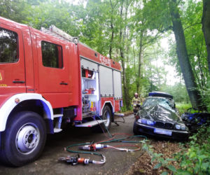 Dąbrowica: Bmw uderzyło w drzewo. 18-latek zakleszczony w pojeździe