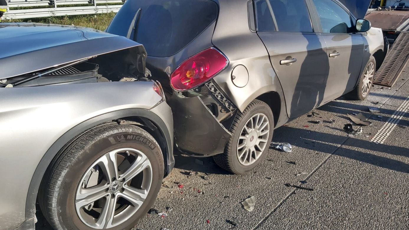 Wypadek na S2 w Warszawie. Trzy rozbite auta i ranne dziecko