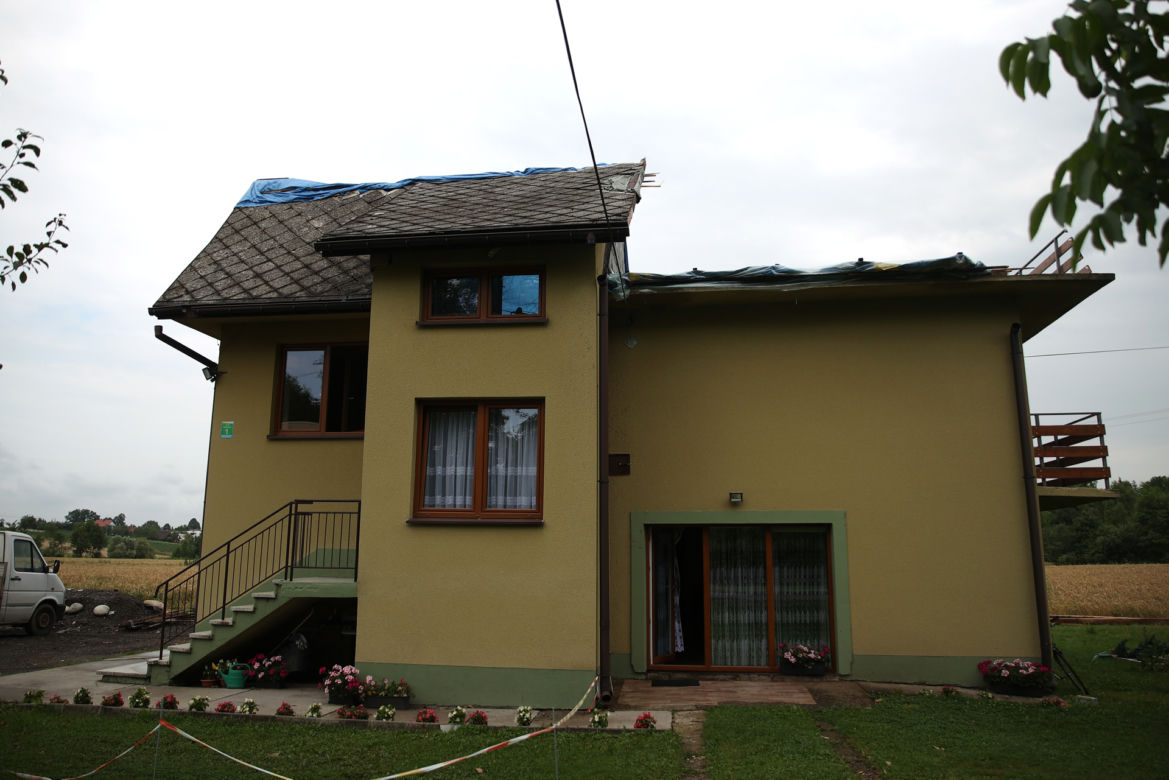 Brzeźnica. Ulewa zniszczyła dach domu