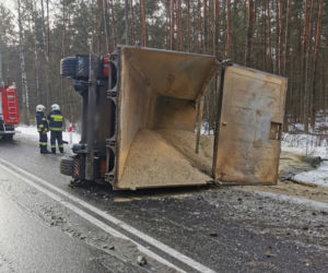 Uwaga na utrudnienia! Wypadek ciężarówki na DK 58. Ruch odbywa się wahadłowo [ZDJĘCIA]