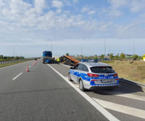 Poważny wypadek na A1 koło Torunia. Ciągnik siodłowy z naczepą przewrócony na wysokości MOP Nowy Dwór