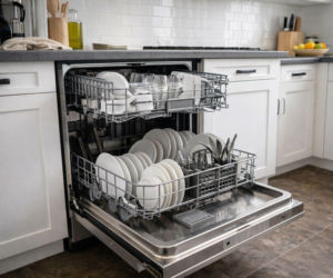 Otwierasz zmywarkę i widzisz biały nalot na szkle? Ten jeden błąd rujnuje twoje naczynia