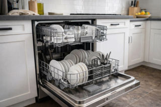 Otwierasz zmywarkę i widzisz biały nalot na szkle? Ten jeden błąd rujnuje twoje naczynia