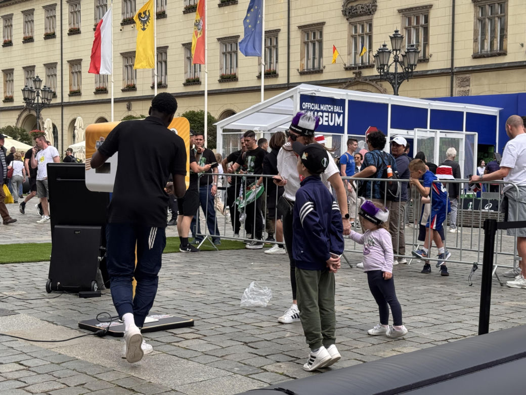 Wrocław żyje finałem Ligi Konferencji Europy. Kibice Betisu i Chelsea już w strefach kibica!