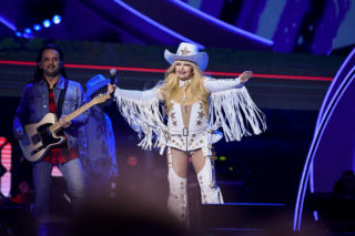 80-letnia Maryla Rodowicz zaszalała ze stylizacją. Gwiazda pokazała bieliznę na Sylwestrze z Dwójką?! I o to chodzi