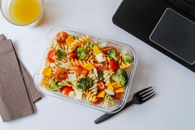 Makaron do lunchboxa wychodzi suchy albo rozciapciany? Ten błąd robi większość osób
