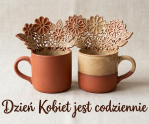 Filiżanki z kwiatowym wzorem na Dzień Kobiet