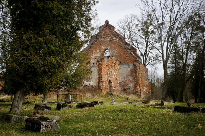 Ta malutka wieś powstała w XIV wieku. Skrywa ruiny gotyckiej świątyni