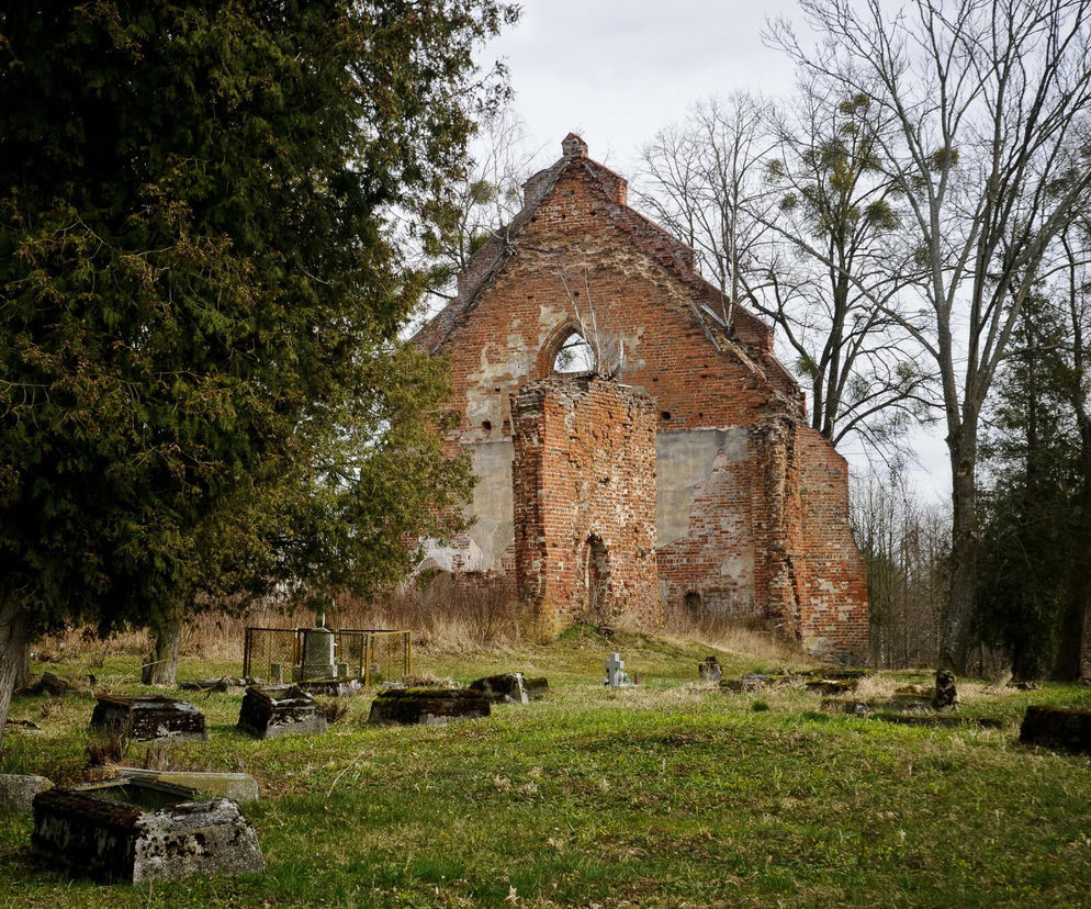 Malutka wieś powstała w XIV wieku. Skrywa ruiny gotyckiej świątyni