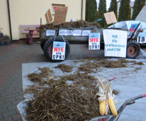 Awantura o lokalizację CPK. Mieszkańcy przyszli z kupą gnoju i jajkami 