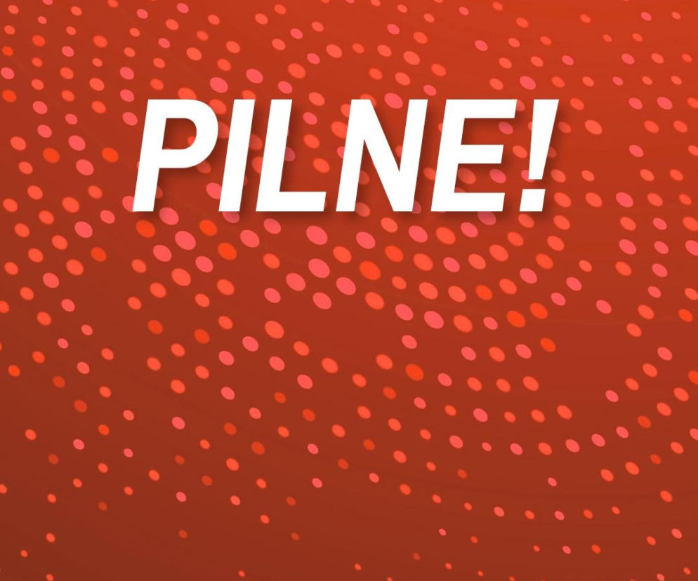 Czerwone tło z efektem przejścia i jaśniejszymi kropkami, na pierwszym planie duży biały napis PILNE!. Grafika informuje o konieczności natychmiastowej uwagi, co jest zgodne z treścią artykułu o ewakuacji bloku w Dąbrowie Górniczej z powodu niewybuchów, o czym więcej przeczytasz na naszym portalu.