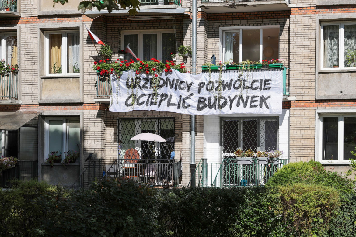 Marzną w bloku, bo jest zabytkowy. Mieszkańcy: Urząd konserwatora nas okrada!