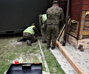 Powódź: terytorialsi pomogli pięcioosobowej rodzinie z Trzcinicy. Dostarczyli kontener mieszkalny [ZDJĘCIA]