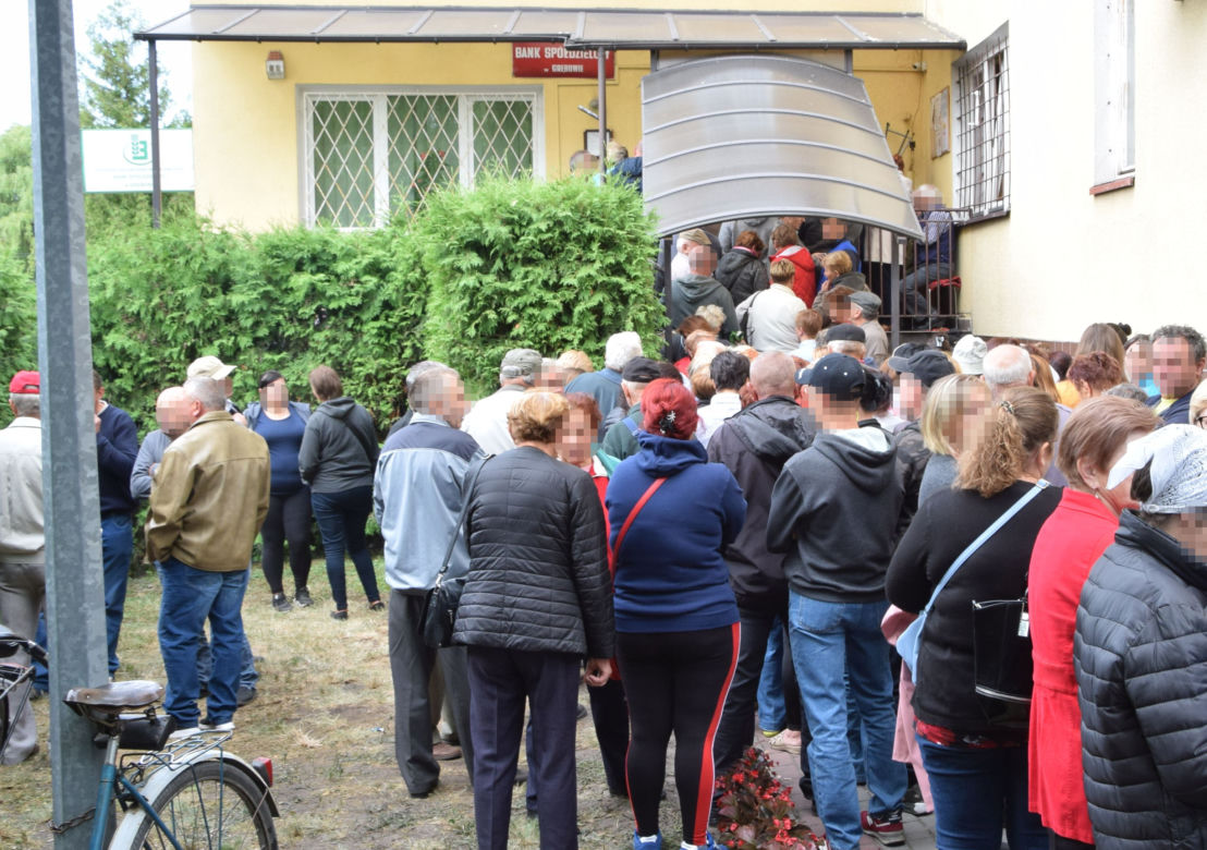 Przez plotkę wyczyścili bank z pieniędzy