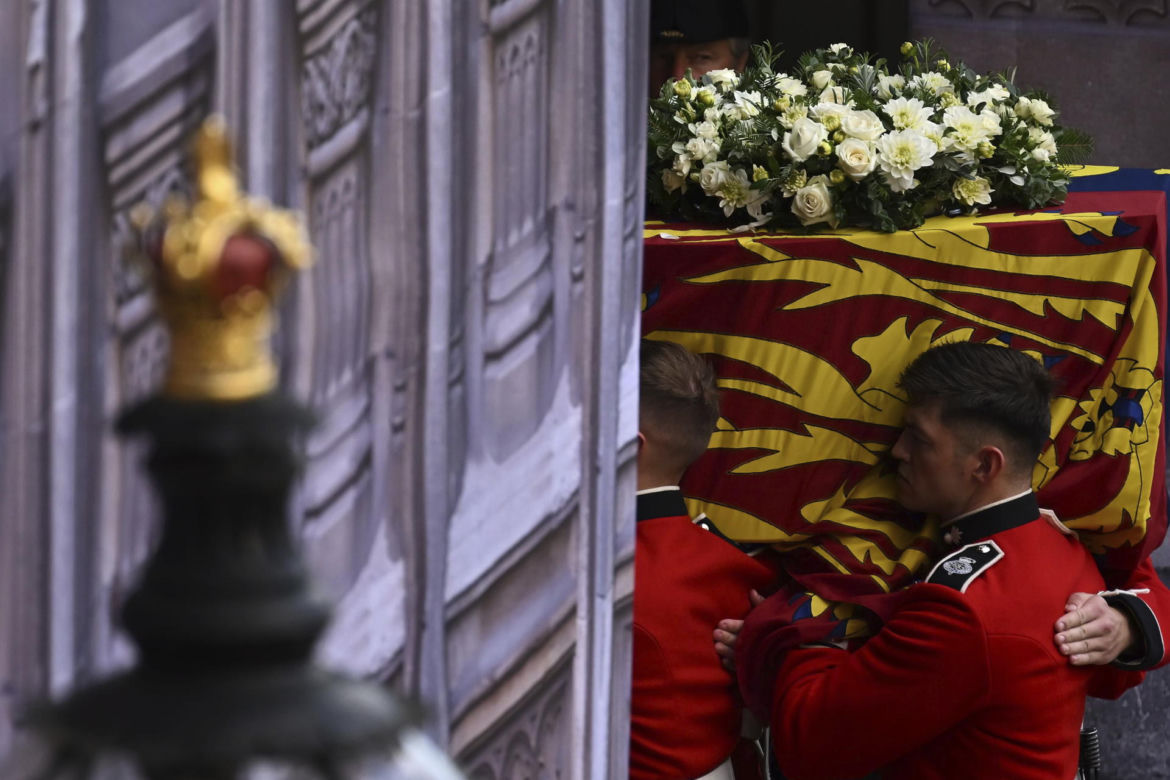 Uroczysty kondukt przeszedł ulicami Londynu. Wielka Brytania żegna królową Elżbietę II