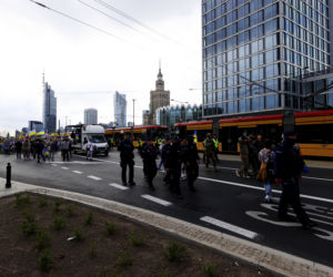 Strajk Kobiet na ulicach z czołgiem i traktorem. Demonstracja przeciwko wojnie
