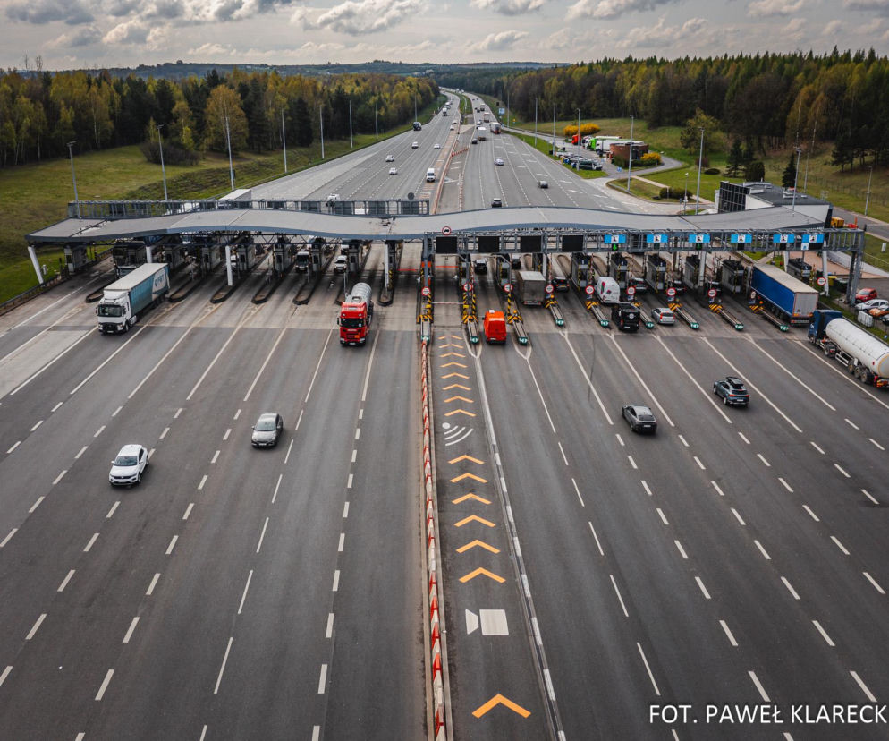 Punkt poboru opłat na autostradzie A4 z lotu ptaka. O zyskach Stalexportu i zmianach na trasie przeczytasz na Architektura.