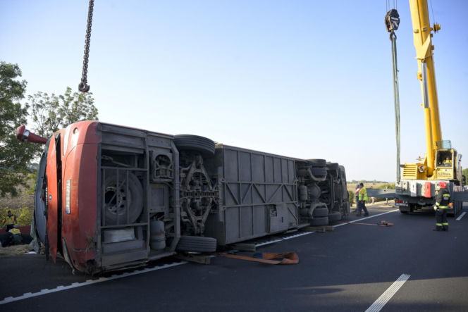 Polski autokar na policyjnym parkingu po wypadku na Węgrzech