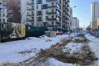 Zimowa przerwa w przebudowie ul. Okrzei w Warszawie. Utrudnienia są, prace stoją