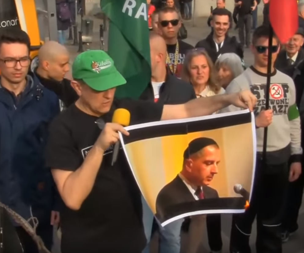 Już plakat zapowiadający samo wydarzenie trafił do prokuratury. Przedstawiał hajlującą Angelę Merkel